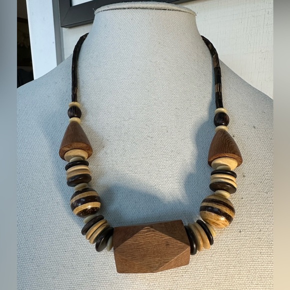 Large group of chunky wooden bead statement necklaces - Picture 5 of 7